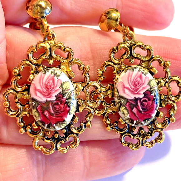Vintage Screwback Earrings Ornate Goldtone Dangle Painted Porcelain Rose Centers - Picture 6 of 7